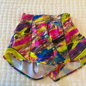 Lululemon Hotty Hot Low Rise 4 inch Size 2 Colorful Pattern